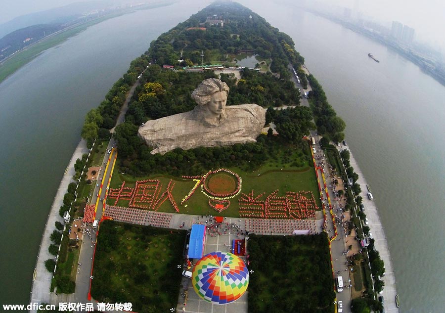 People gather at statue of Mao to show their patriotism