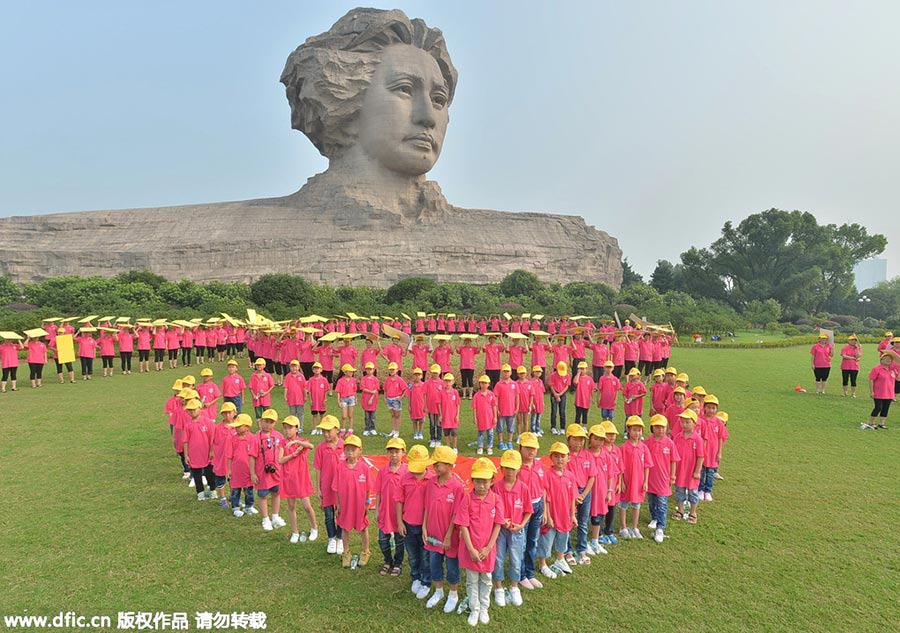 People gather at statue of Mao to show their patriotism