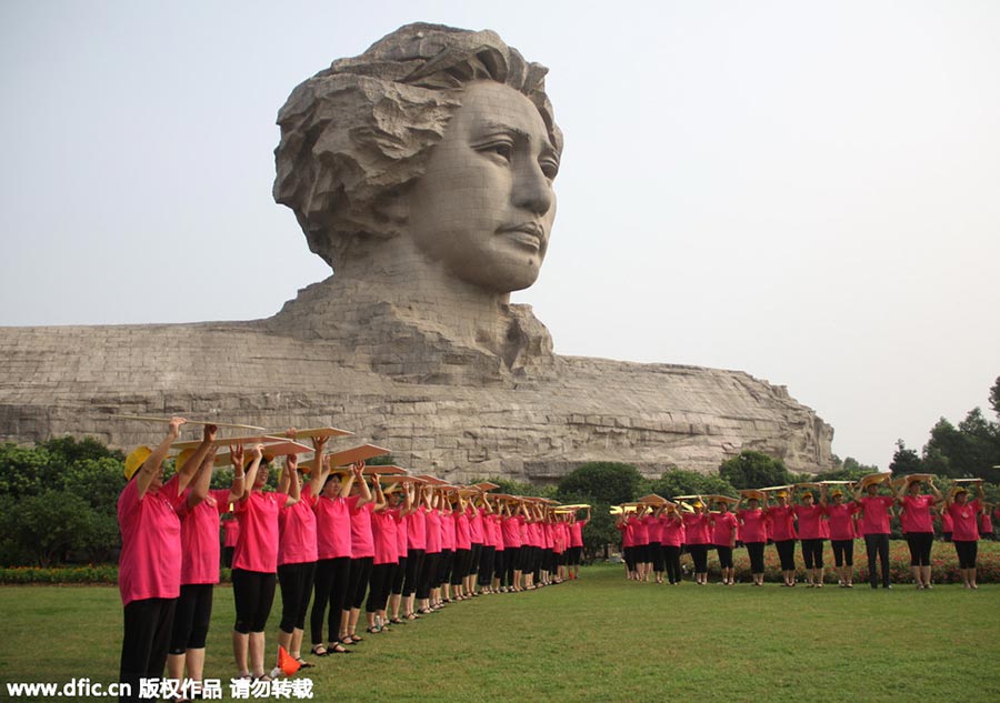 People gather at statue of Mao to show their patriotism