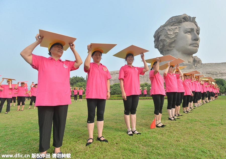 People gather at statue of Mao to show their patriotism