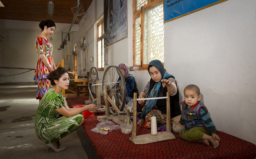 Xinjiang keeps the traditional way of making Atlas silk