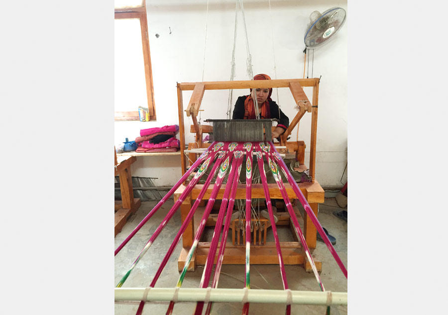 Xinjiang keeps the traditional way of making Atlas silk