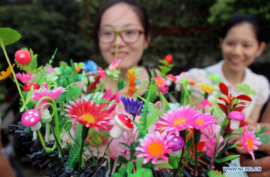 Floral hair decoration hits Suzhou street