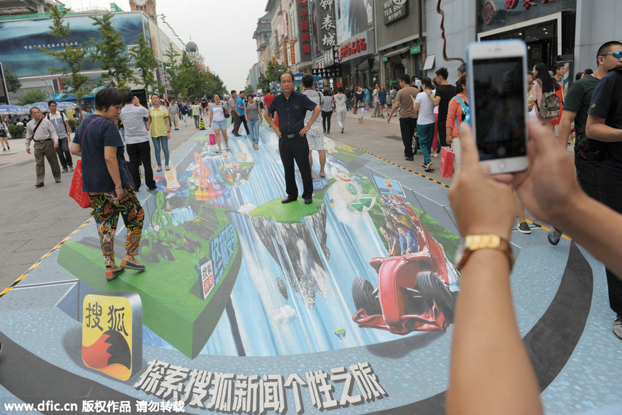 World's longest 3D painting lightens up the street in Beijing