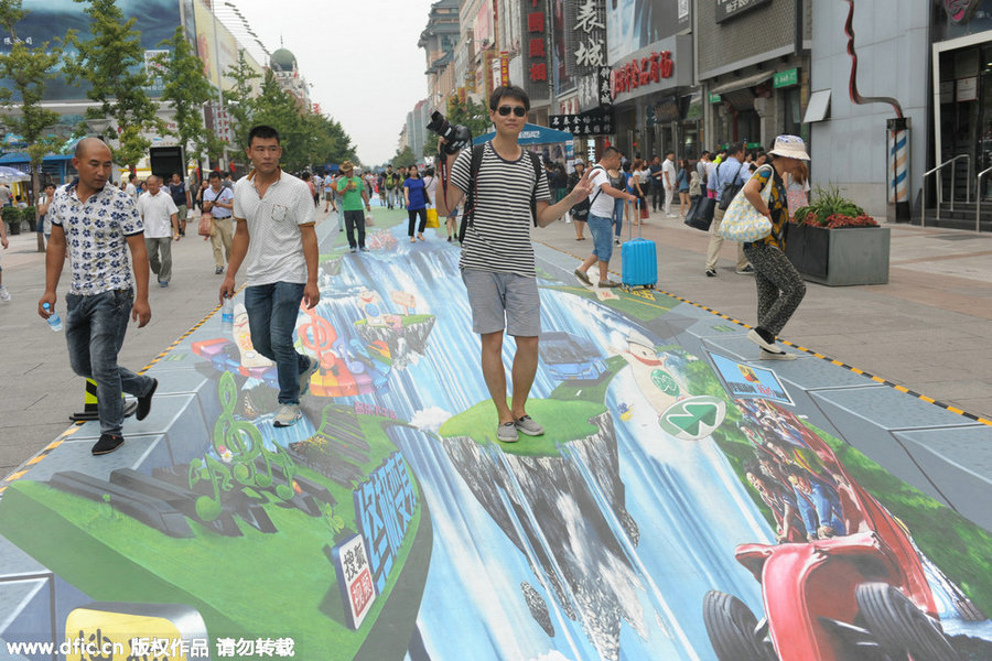 World's longest 3D painting lightens up the street in Beijing