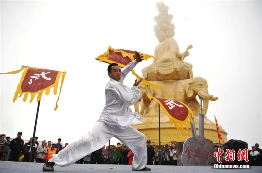 Kungfu masters compete atop Emei Mountain