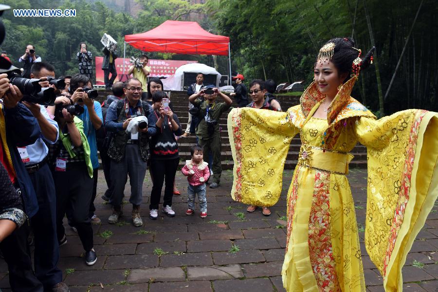 Hanfu Clothing Culture Festival kicks off in China's Jiangxi