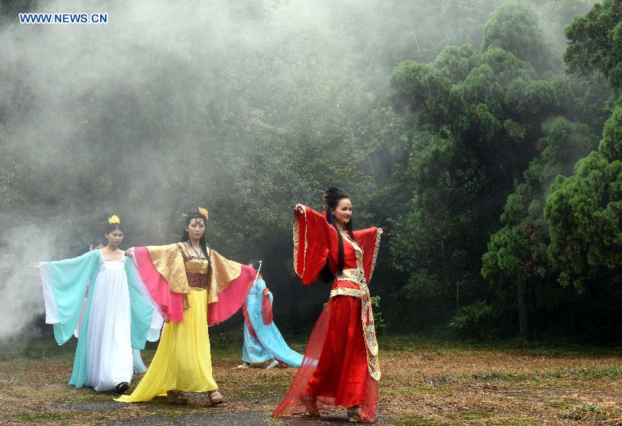 Hanfu Clothing Culture Festival kicks off in China's Jiangxi