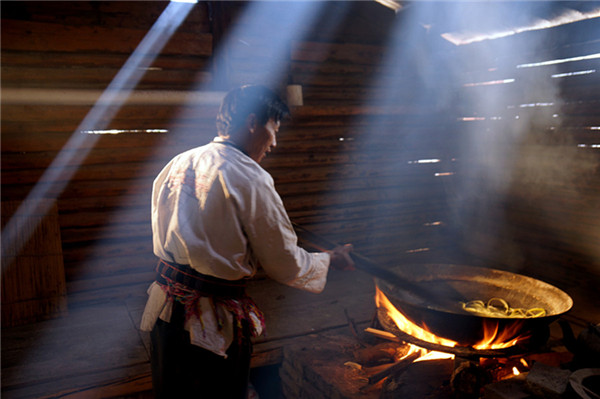 Preserving Dongba papermaking with a family in Shangri-La