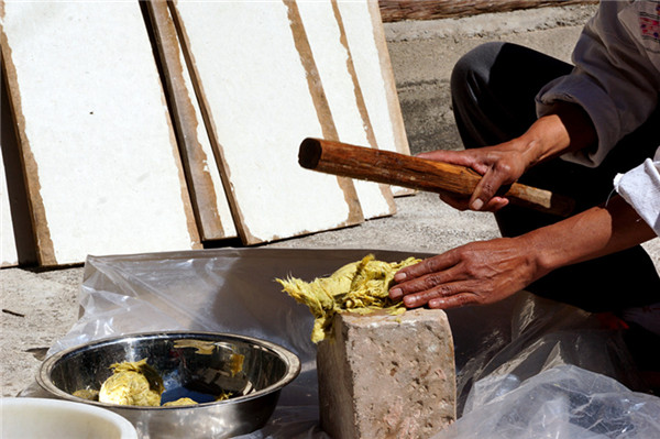Preserving Dongba papermaking with a family in Shangri-La