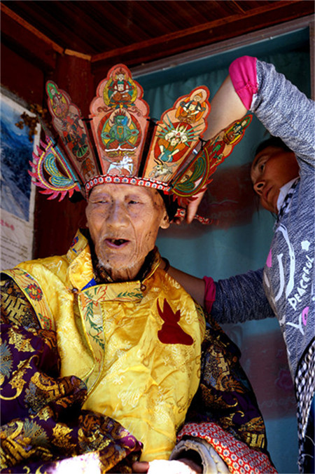 Preserving Dongba papermaking with a family in Shangri-La