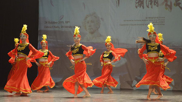 Chinese art troupe presents gala performance in Albania