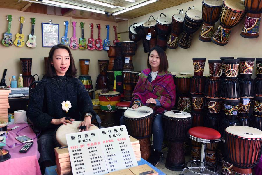 Snatch a moment of leisure in Lijiang ancient town