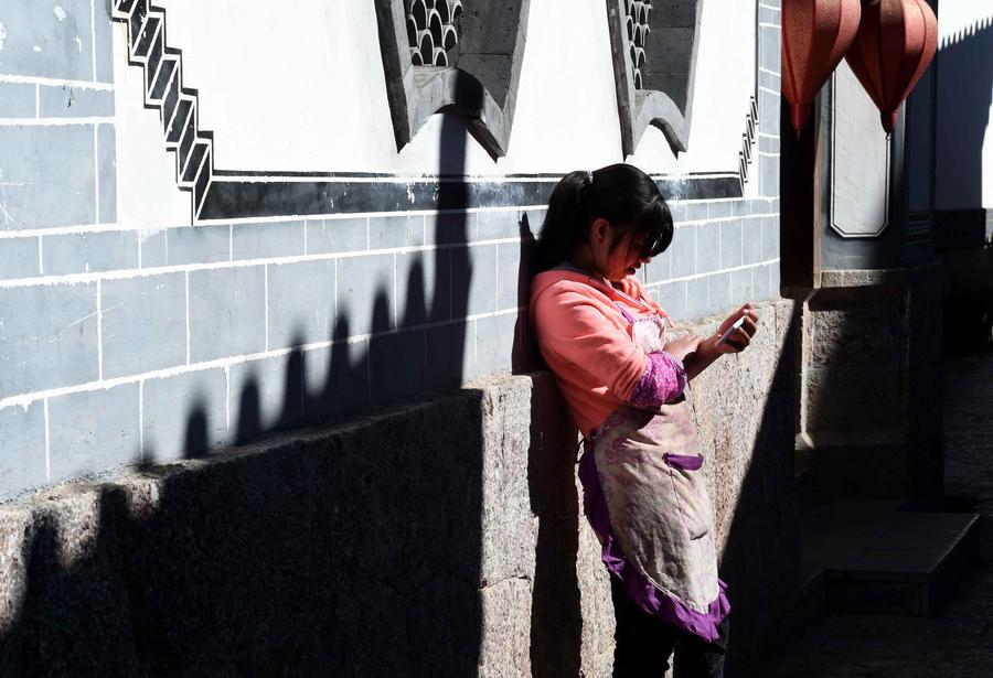 Snatch a moment of leisure in Lijiang ancient town