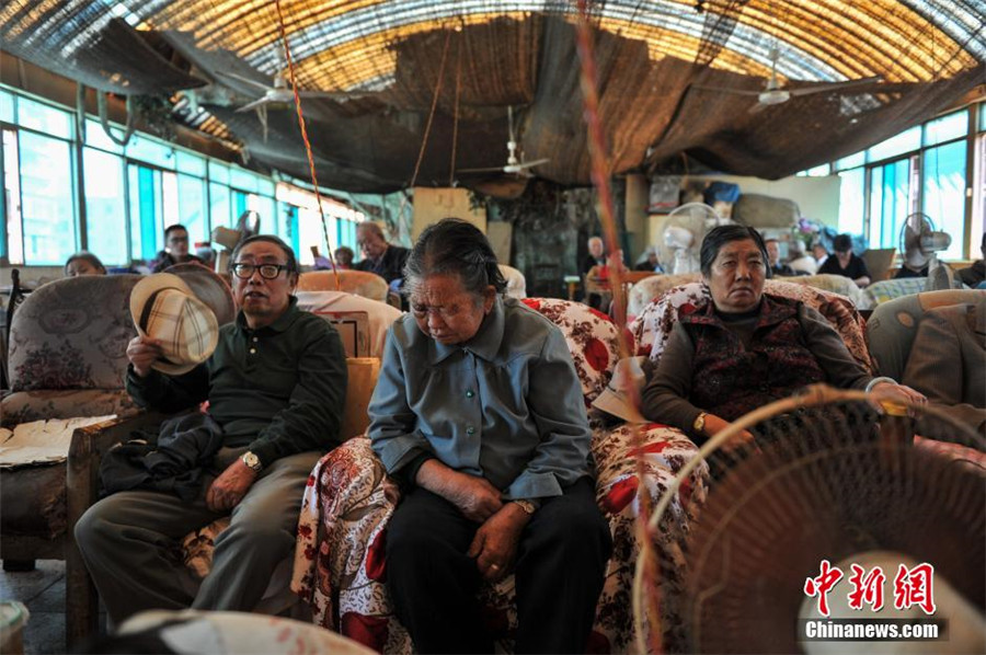 Dian opera troupe concealed in Kunming food market