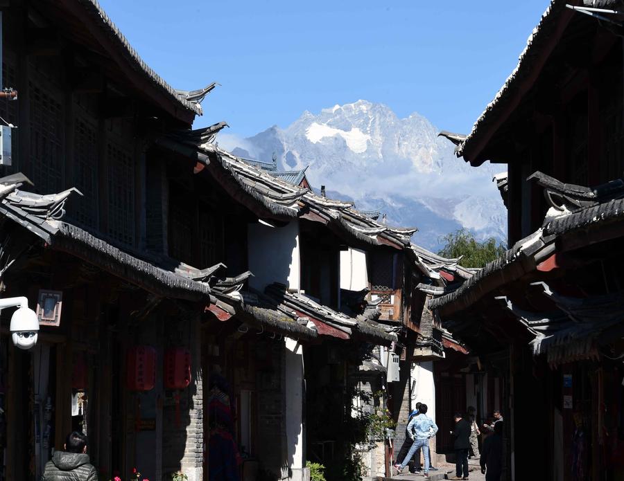 Snatch a moment of leisure in Lijiang ancient town