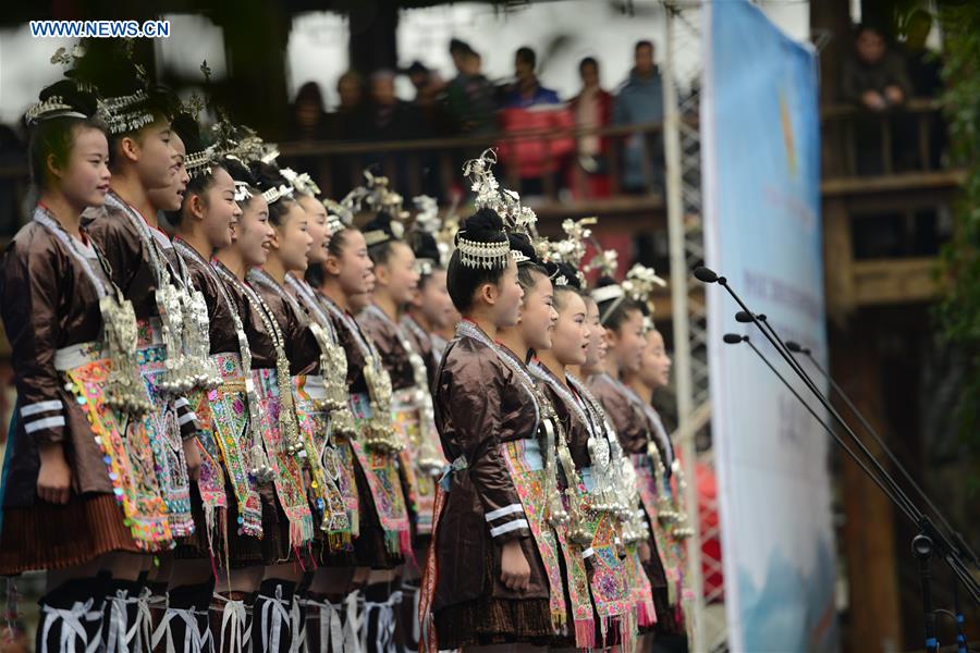 Dong ethnic group singers sing Ka Lau chorus at contest