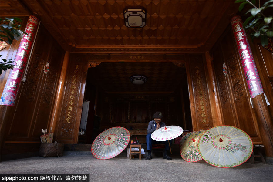 Inheritor preserves old tradition of making oil paper umbrella