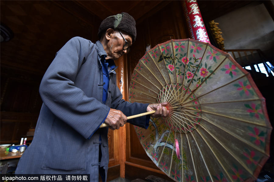 Inheritor preserves old tradition of making oil paper umbrella