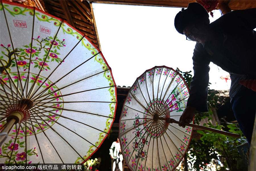 Inheritor preserves old tradition of making oil paper umbrella