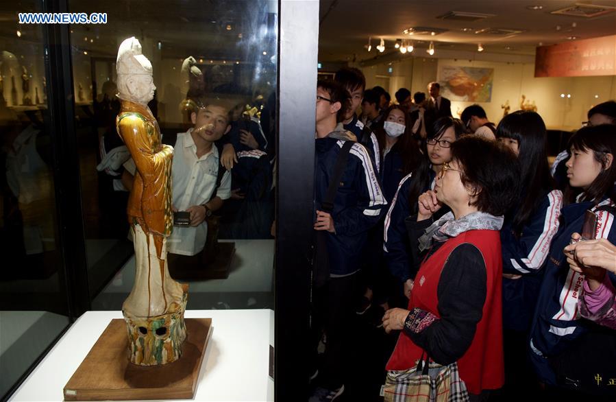 Tri-color glazed pottery artworks exhibited in Taipei