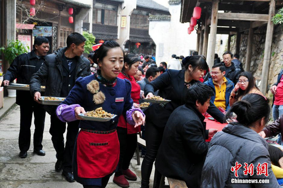 Long table banquet held to celebrate harvest in E China<BR>