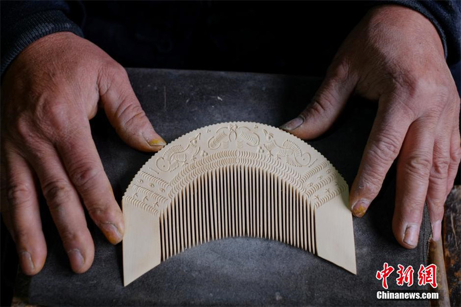 Family carries on tradition of making Miao wooden combs