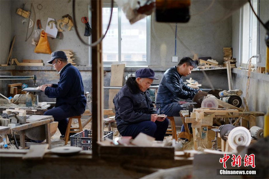 Family carries on tradition of making Miao wooden combs