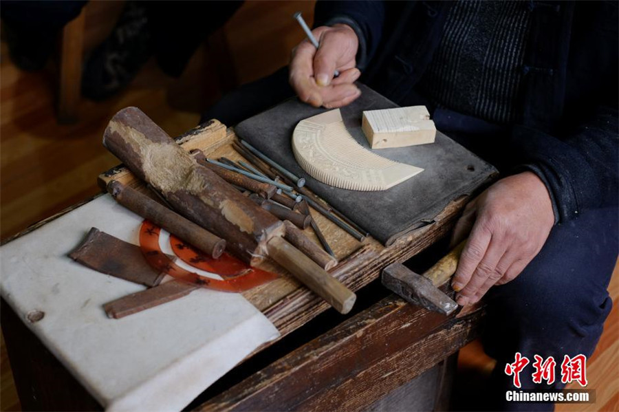 Family carries on tradition of making Miao wooden combs