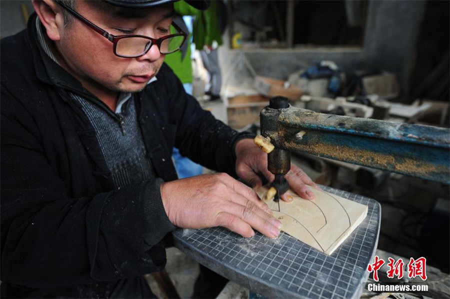 Family carries on tradition of making Miao wooden combs