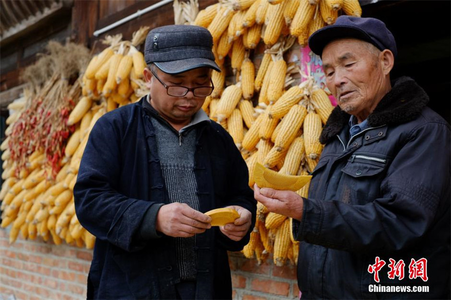 Family carries on tradition of making Miao wooden combs