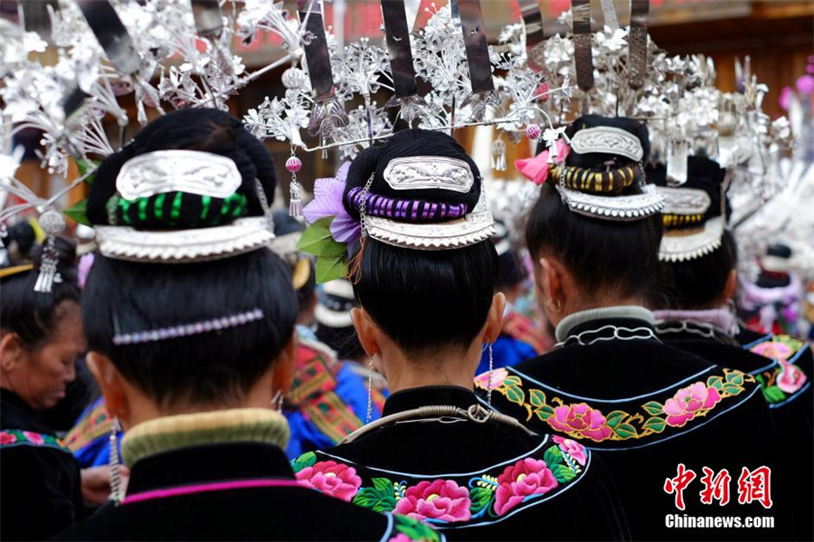 Family carries on tradition of making Miao wooden combs