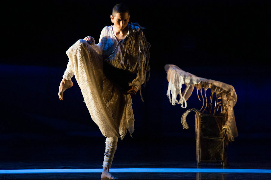 Solo dance in darkness: retelling Xuan Zang's legendary journey