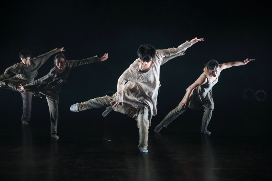 Solo dance in darkness: retelling Xuan Zang's legendary journey