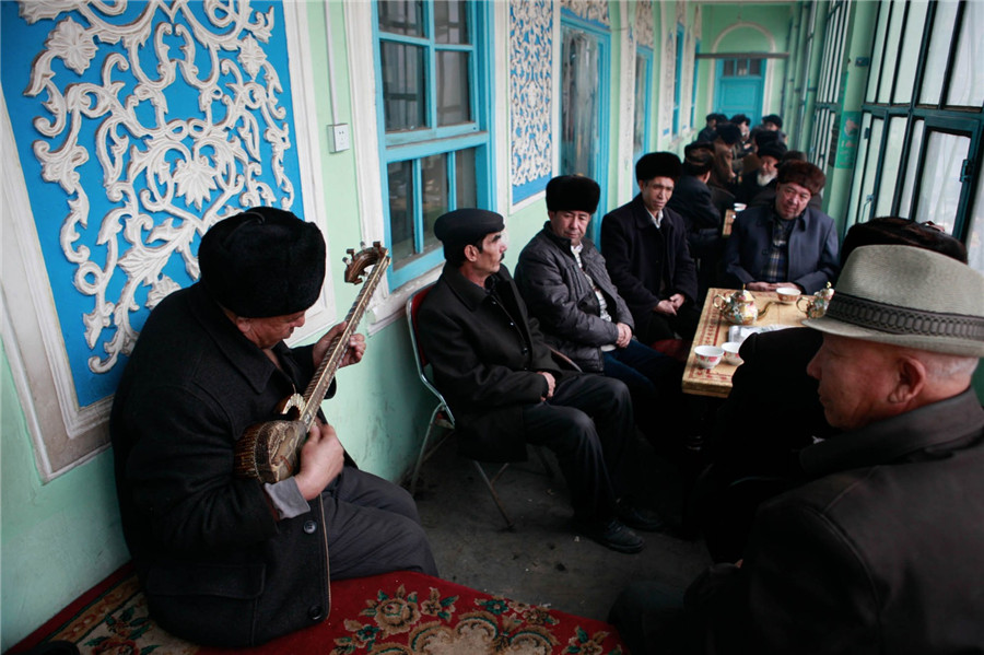 'Road to the Homeland' folk photography exhibition on display