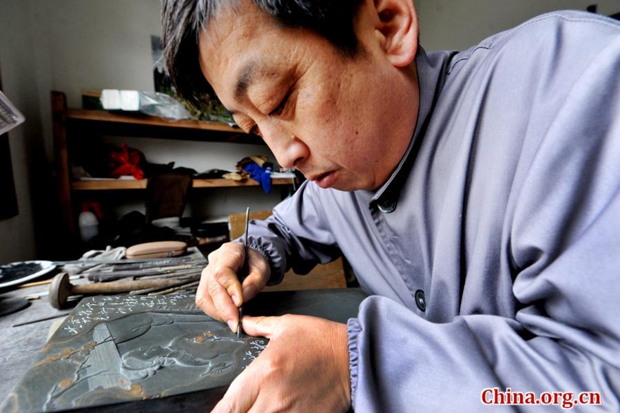 Inkstone carver passes on traditional skill