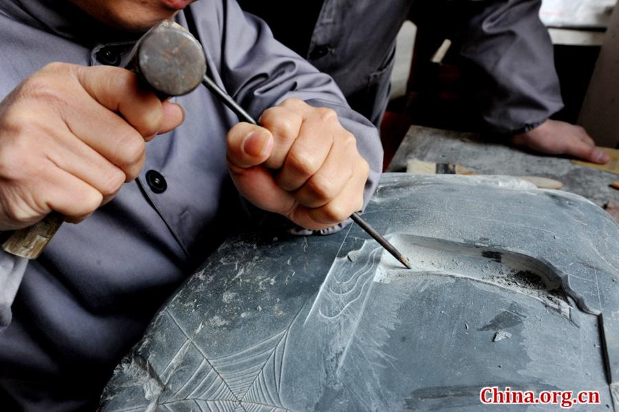 Inkstone carver passes on traditional skill