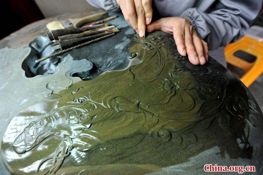 Inkstone carver passes on traditional skill