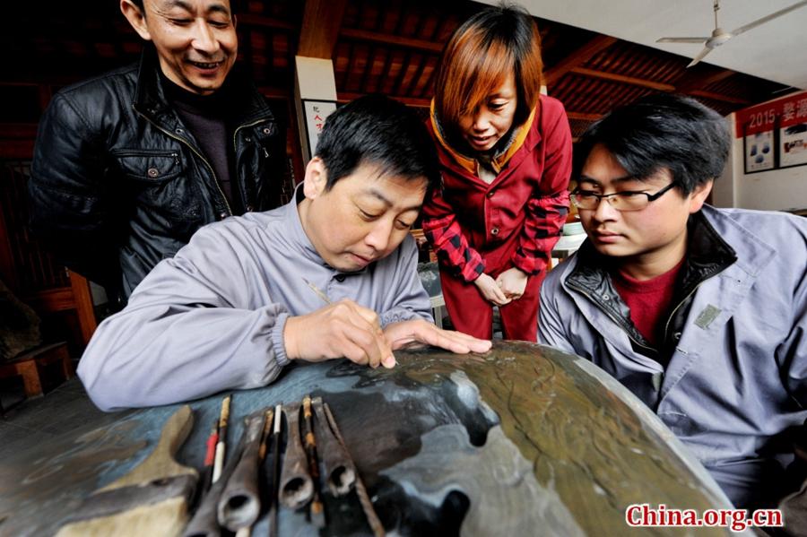 Inkstone carver passes on traditional skill