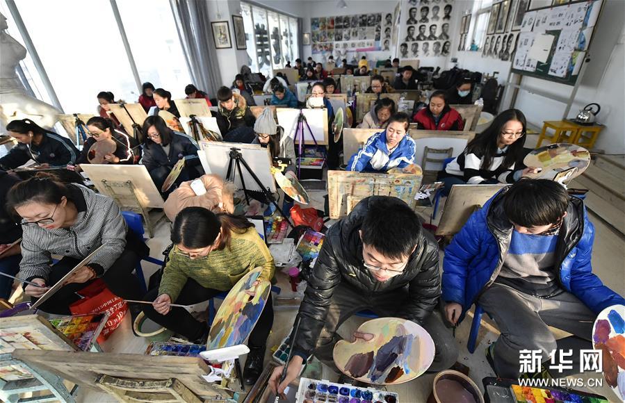 Art students take recruiting test in Shanxi