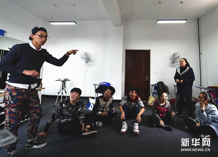 Art students take recruiting test in Shanxi