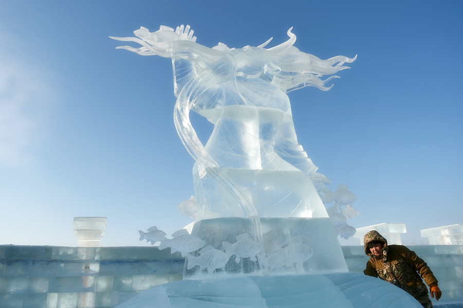 Mongolian <EM>Mother</EM> scoops ice sculpture award in Harbin
