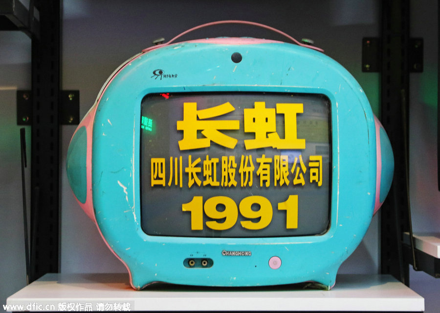 Hundreds of old TV sets displayed to call for environmental protection