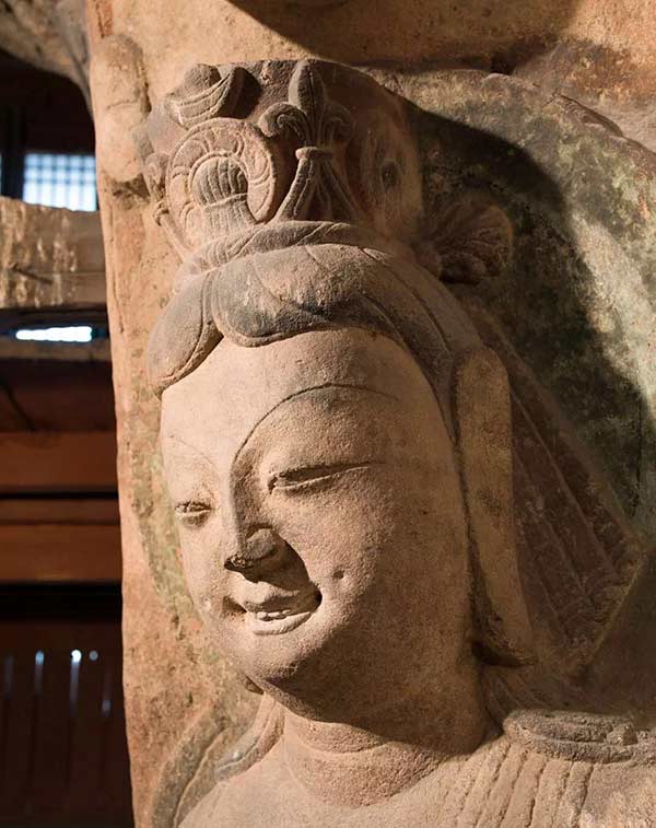 Grinning Bodhisattva statue with dimples amazes visitors