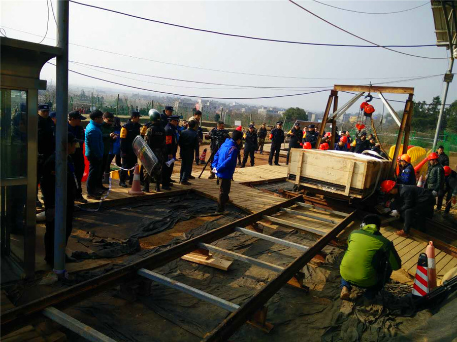 Main coffin from Haihunhou cemetery moved to lab for research