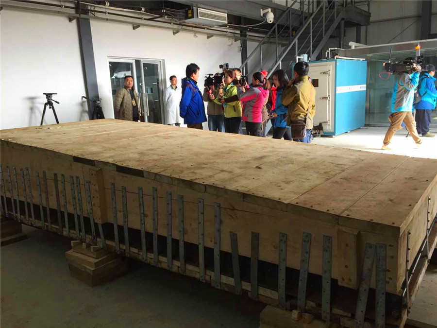 Main coffin from Haihunhou cemetery moved to lab for research