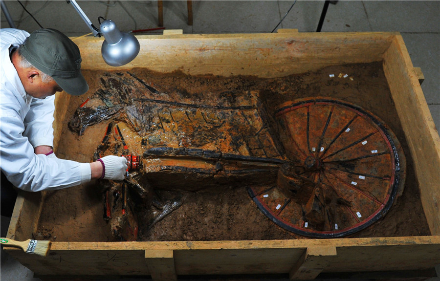 Main coffin from Haihunhou cemetery moved to lab for research