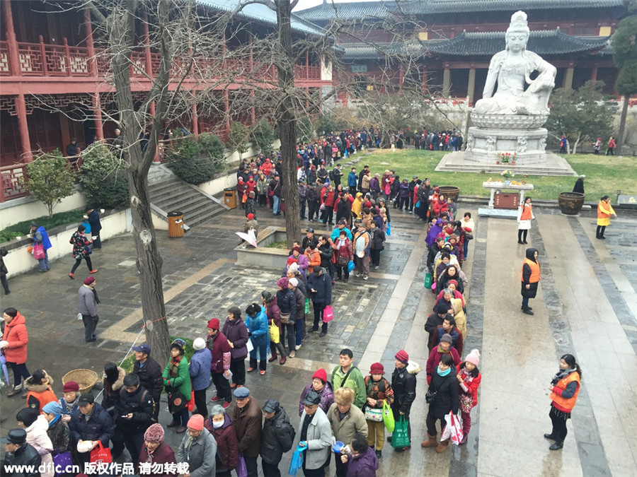 People line up for Laba congee