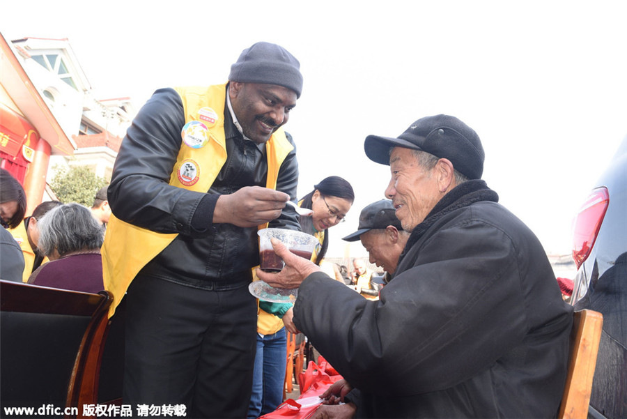 People line up for Laba congee