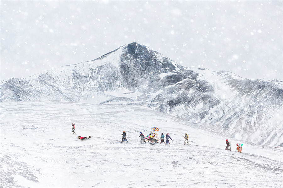 Stunning images of devout Tibetan Buddhist pilgrims in winter